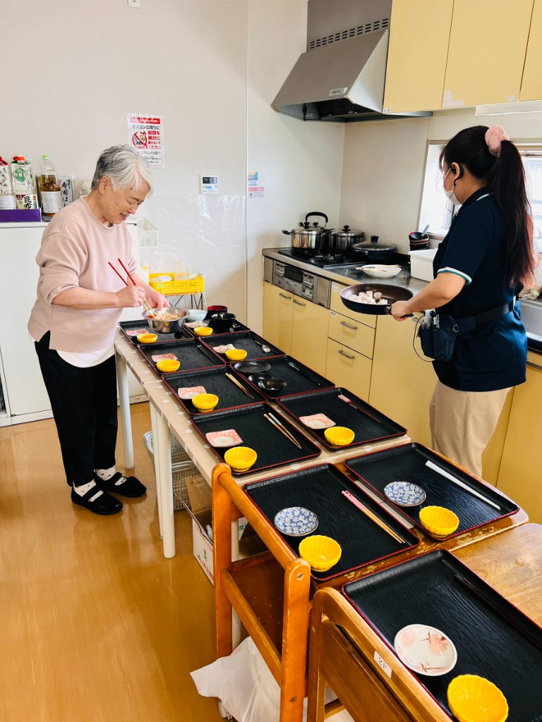 朝食の準備を一緒にしている様子